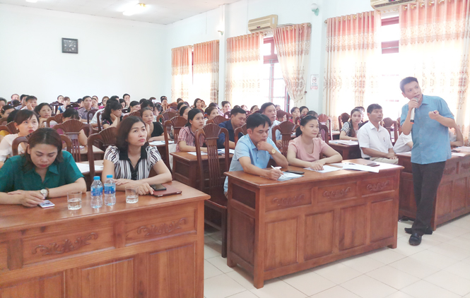  Bác sĩ Nguyễn Kiều Giang, Giám đốc Trung tâm Huyết học và Truyền máu (Bệnh viện Trung ương Thái Nguyên) chia sẻ về bệnh tan máu bẩm sinh (Thalassemia) tại lớp tập huấn do Chi cục Dân số, KHHGĐ tổ chức ngày 30/8/2019.