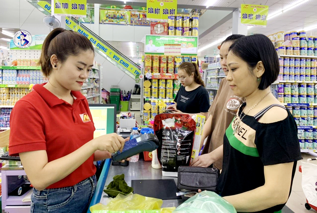 Trên địa bàn tỉnh hiện có 1.700 điểm chấp nhận thanh toán thẻ (POS), chủ yếu là tại các siêu thị, cửa hàng, khách sạn, giúp cho việc thanh toán không dùng tiền mặt của người dân được thuận lợi hơn. Trong ảnh: Khách hàng thanh toán hóa đơn qua thẻ ATM tại một siêu thị trên địa bàn T.P Thái Nguyên.