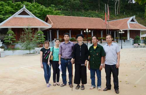  Ông Thào Khua Chỉnh, còn trai Thào Chứ Dơ cùng cán bộ Ban Quản lý Khu di tích Lịch sử sinh thái  ATK Định Hóa trước Đền thờ Bác Hồ của dân tộc Mông xã Long Hẹ. 