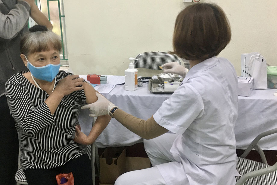  Cán bộ Trạm Y tế Bãi Bông (T.X Phổ Yên) tiêm vắc xin phòng COVID-19 cho người dân.