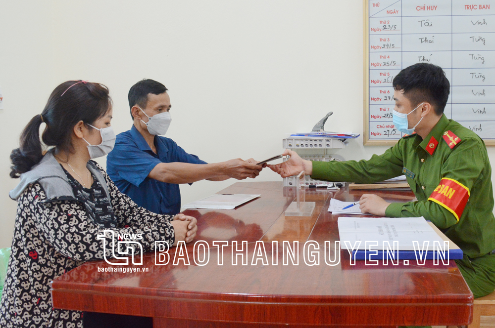  Công an xã Minh Lập (Đồng Hỷ) tiếp nhận và giải quyết hồ sơ thủ tục hành chính cho công dân.