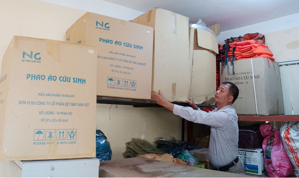  Cán bộ xã Cổ Lũng sắp xếp và bảo quản các vật tư, thiết bị phòng chống thiên tai.