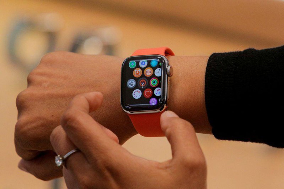 Nhân viên của Apple Store giới thiệu mẫu đồng hồ Apple ở New York, Mỹ. Ảnh: Reuters