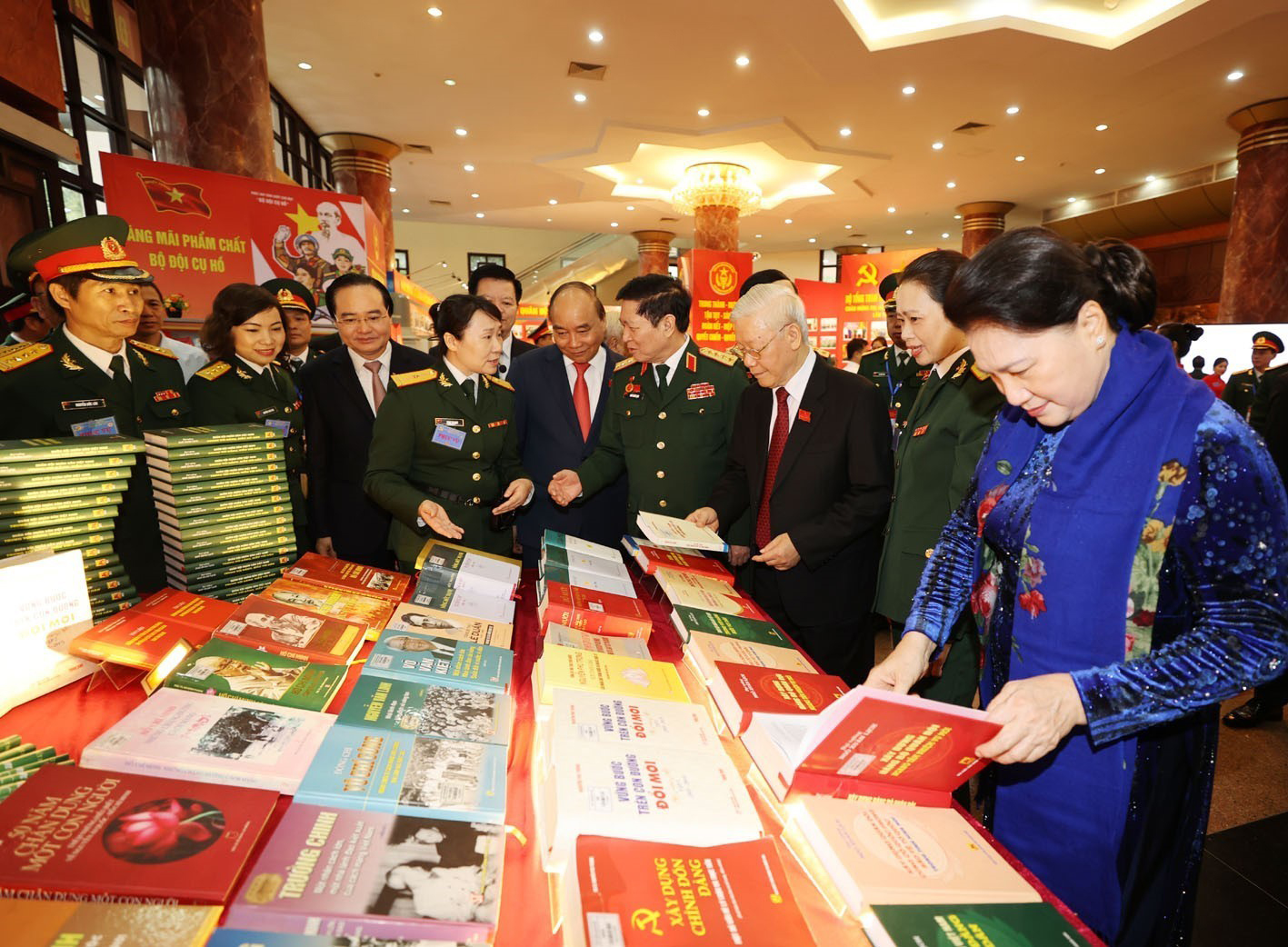  Tổng Bí thư, Chủ tịch nước, Bí thư Quân ủy Trung ương Nguyễn Phú Trọng và các đại biểu thăm gian trưng bày các ấn phẩm quốc phòng tại Đại hội đại biểu Đảng bộ Quân đội lần thứ XI, nhiệm kỳ 2020-2025. Ảnh: TTXVN