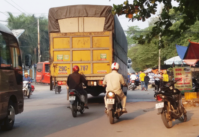  Đoạn đường trước cổng Công ty CP Đầu tư và Thương mại TNG (Khu Công nghiệp Sông Công 1, phường Bách Quang). 