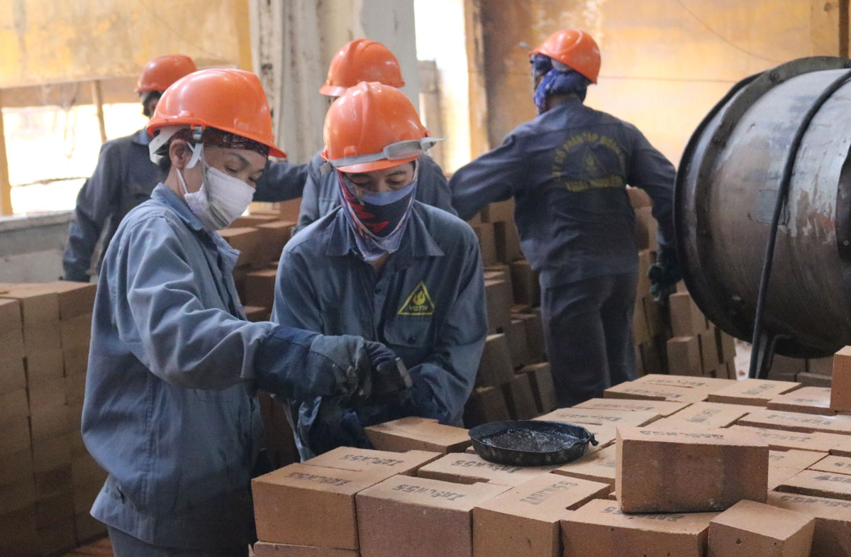  Người lao động của Công ty CP Vật liệu chịu lửa Thái Nguyên nghiêm túc chấp hành các quy định về an toàn VSLĐ.