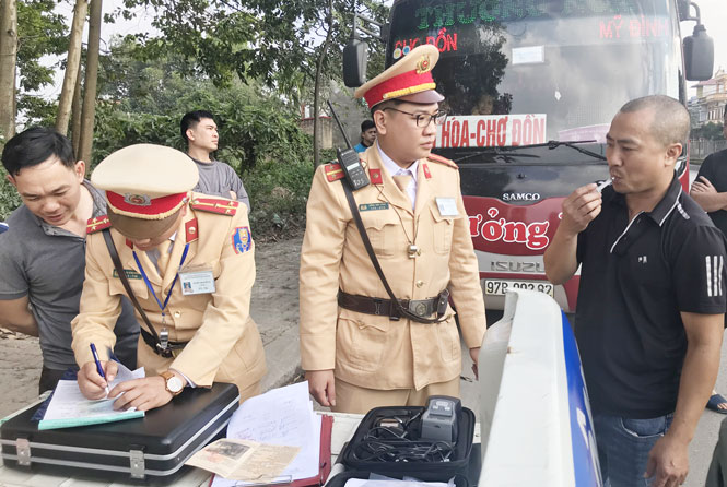  Tổ tuần tra kiểm soát Phòng Cảnh sát Giao thông (Công an tỉnh Thái Nguyên) dừng xe kiểm tra người và phương tiện tại Quốc lộ 3.