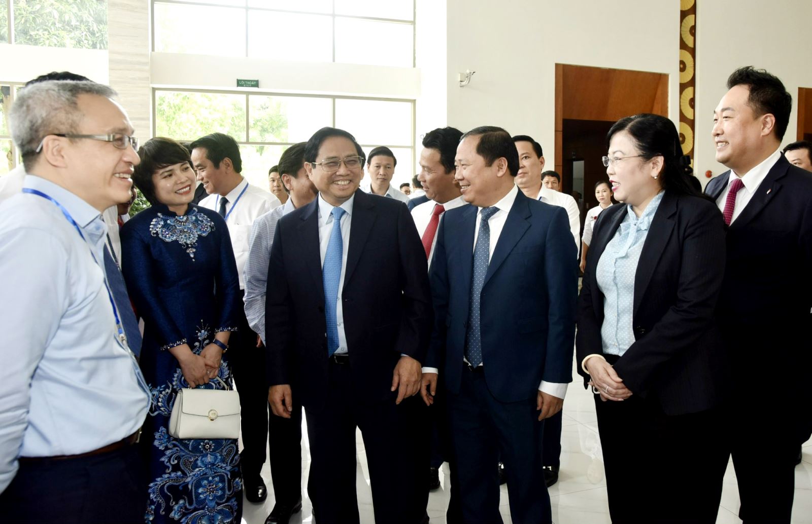 Thủ tướng Chính phủ Phạm Minh Chính trao đổi với lãnh đạo các địa phương và doanh nghiệp bên lề Hội nghị.
