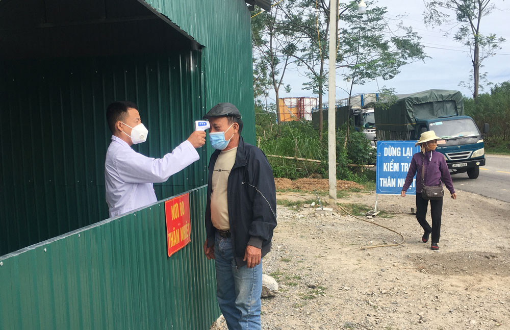  Điểm hỗ trợ người dân phòng, chống dịch COVID-19 của huyện Võ Nhai đặt tại xã Phú Thượng, mỗi ngày hướng dẫn hàng nghìn lượt người.