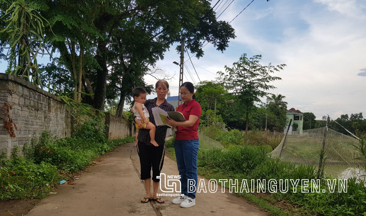  Bà Nguyễn Thị Hiền, tổ dân phố Thọ Lâm, thị trấn Đu (trái) trao đổi với phóng viên về khó khăn trong thực hiện kê khai hồ sơ yêu cầu cấp giấy chứng nhận quyền sử dụng đất xâm canh.