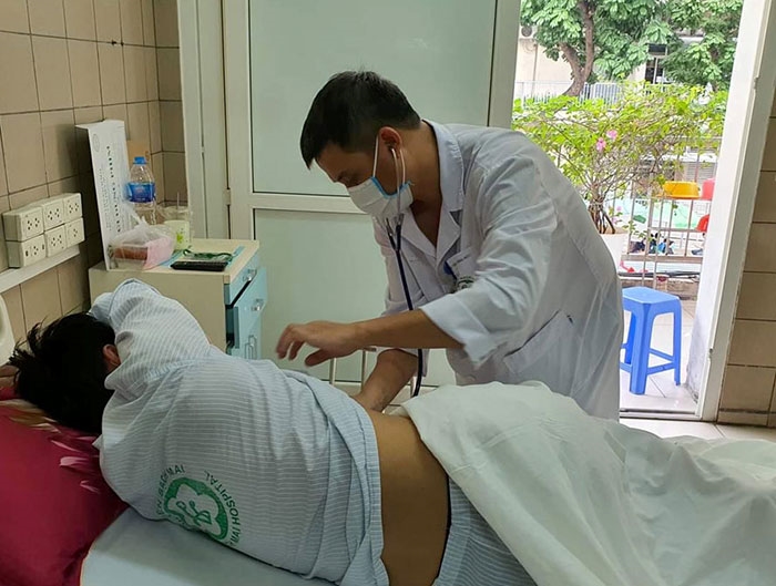  Bác sĩ Nguyễn Trung Nguyên khám cho bệnh nhân ngộ độc thuốc lá điện tử.
