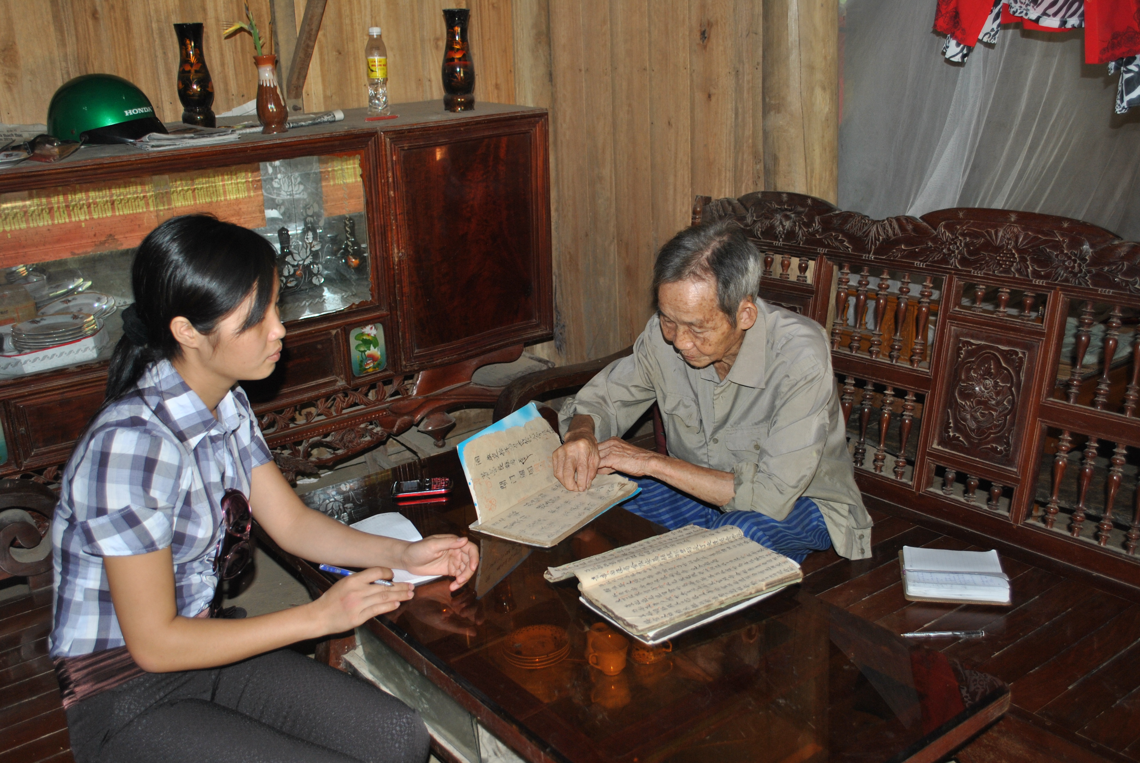  Những cuốn truyện Tagrave;y được cụ Thạch nacirc;ng niu giữ gigrave;n cẩn thận