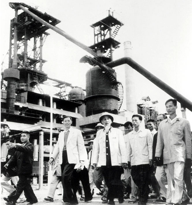  Chủ tịch Hồ Chí Minh thăm Khu Gang thép Thái Nguyên ngày 1/1/1964. Ảnh: T.L