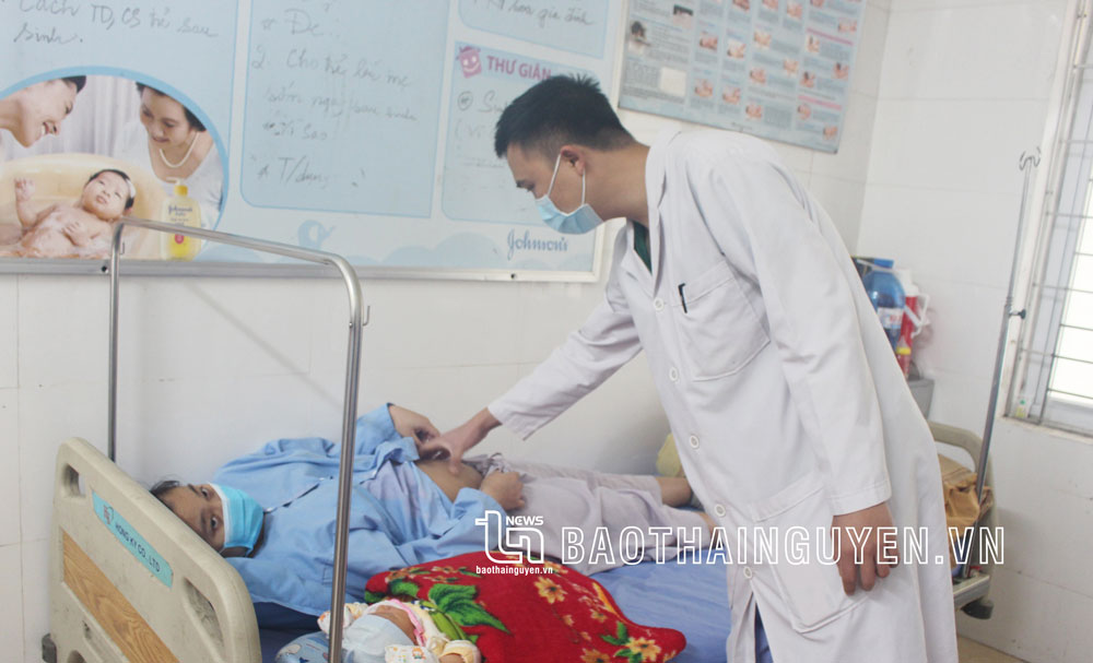  Bác sĩ Đồng Tiến Nam thăm khám cho bệnh nhân sau sinh.