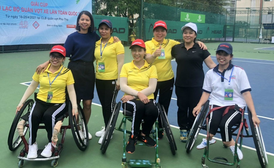  Chị Dương Thị Hòa Huệ (ngoài cùng bên trái) cùng các huấn luyện viên, vận động viết khuyết tật Thái Nguyên bên lề sân thi đấu.   