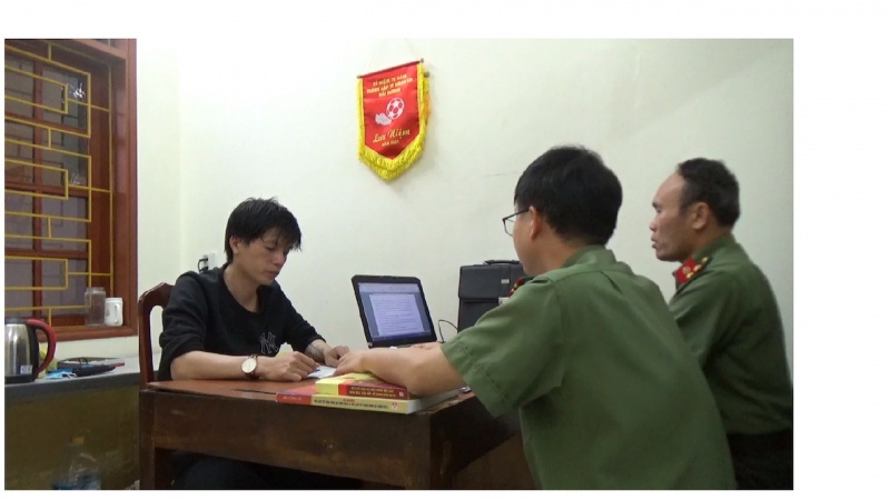  Công an hỏi cung một đối tượng phạm tội.