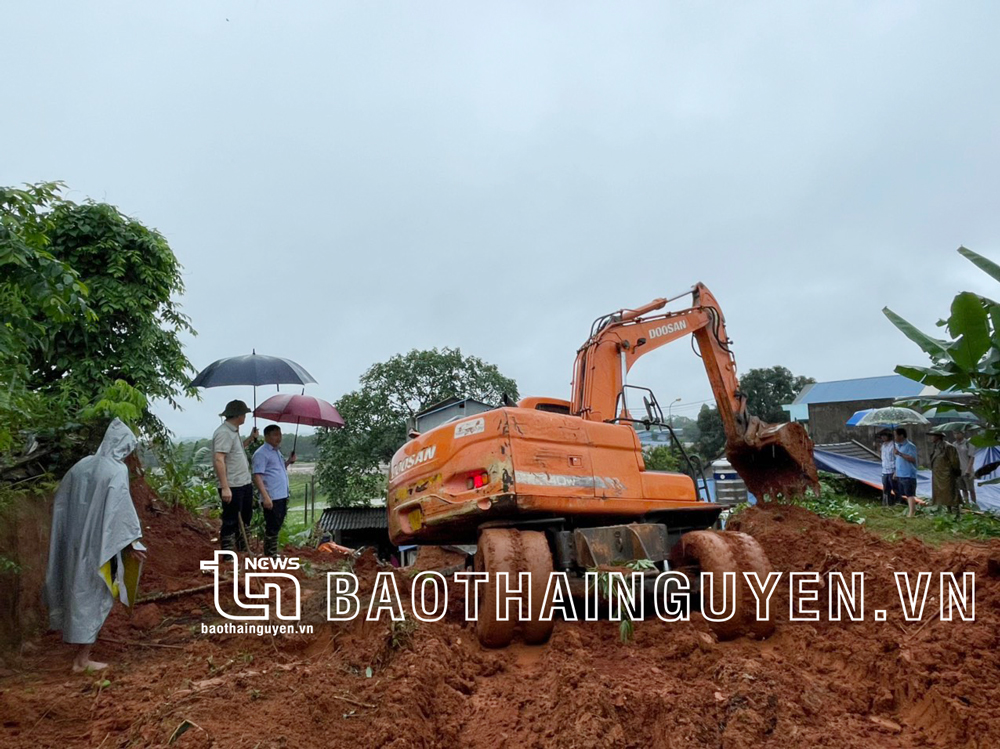  Ban Chỉ đạo PCTT TKCN huyện Đại Từ kiểm tra công tác hỗ trợ khắc phục sạt lở tại nhà bà Dương Thị Thắm, ở thị trấn Hùng Sơn.
