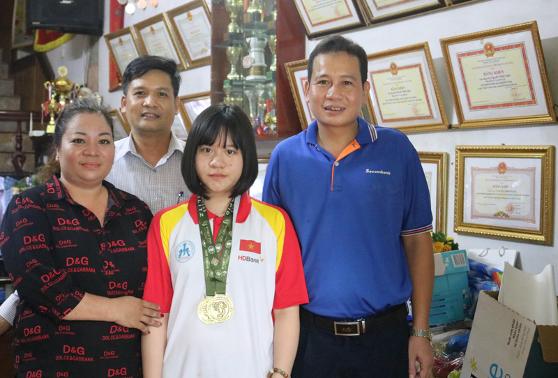  Từ Tây Ban Nha trở về, Nguyễn Thiên Ngân sống đầm ấm bên bố, mẹ và thầy Nguyễn Hồng Tuyên.