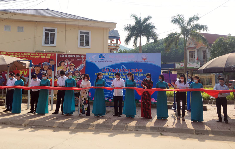  Các đại biểu cắt băng khánh thành công trình thể thao ngoài trời tại phường Châu Sơn (T.P Sông Công).