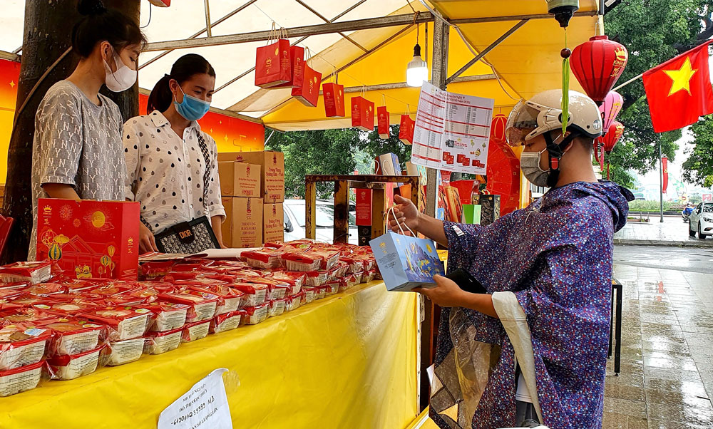  Người dân lựa chọn bánh Trung thu tại một quầy hàng trên đường Hoàng Văn Thụ (T.P Thái Nguyên).