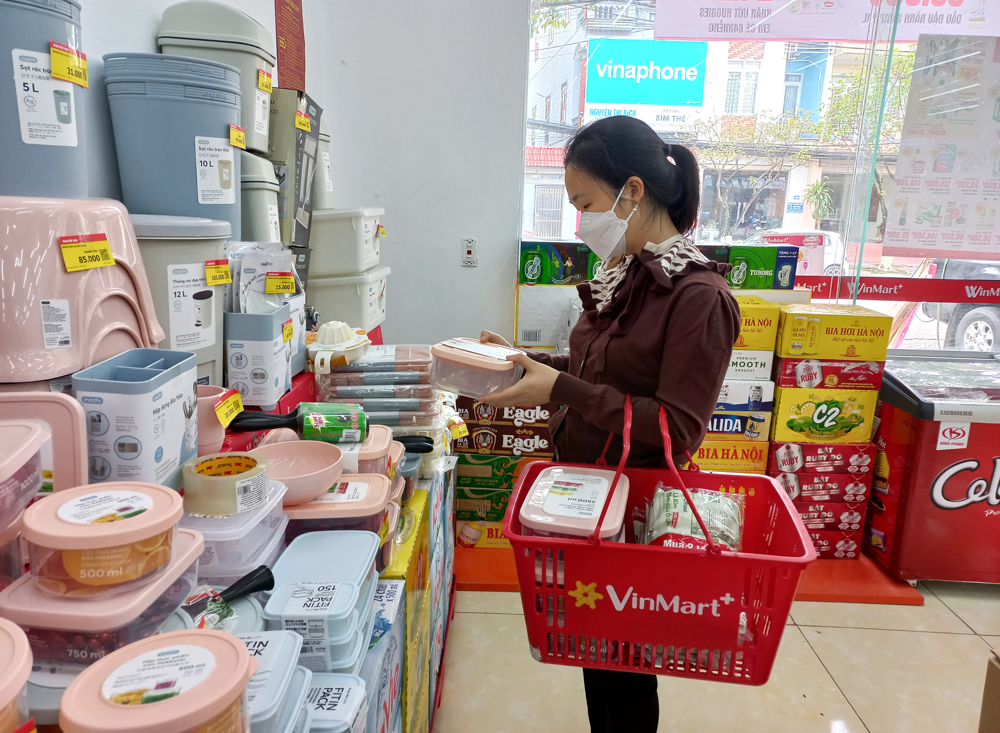  Người dân mua sắm hàng hóa tại Siêu thị Winmart, thuộc phường Thắng Lợi, TP. Sông Công.