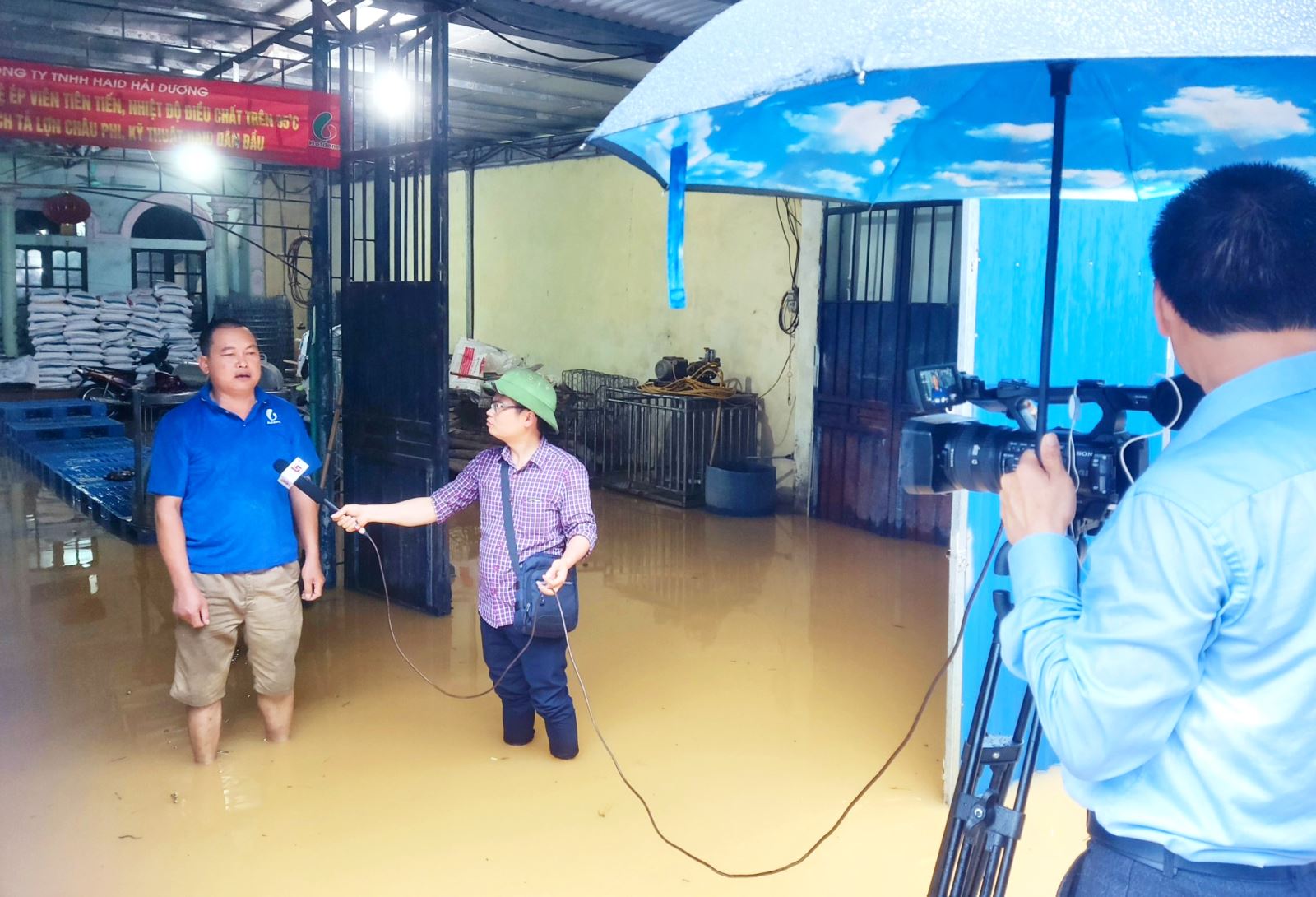  Phóng viên Báo Thái Nguyên tác nghiệp phản ánh tình hình mưa lũ tại xã Bình Thuận (Đại Từ) cuối tháng 5-2022.