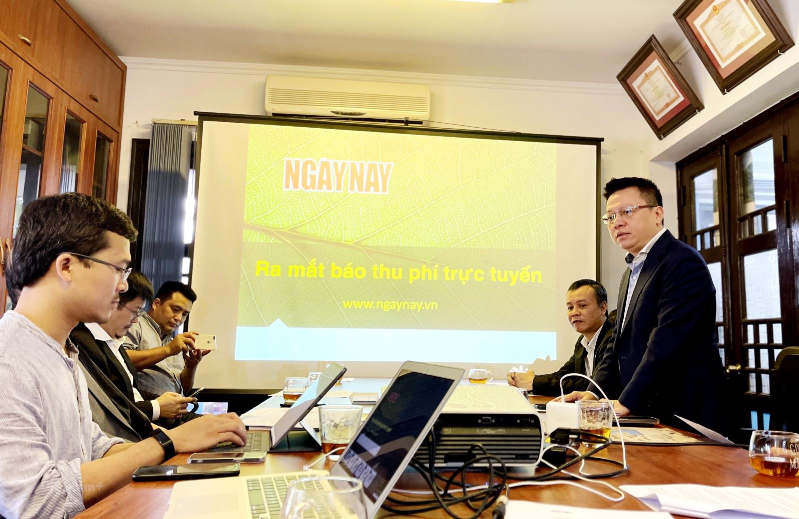  Ngày 29/3/2021, Tạp chí điện tử Ngày nay (ngaynay.vn) chính thức ra mắt báo thu phí trực tuyến. Trong ảnh: Đồng chí Lê Quốc Minh, Ủy viên Trung ương Đảng, Phó Tổng Giám đốc Thông tấn xã Việt Nam (nay là Phó Trưởng Ban Tuyên giáo Trung ương, Tổng Biên tập Báo Nhân Dân, Chủ tịch Hội Nhà báo Việt Nam) trao đổi tại buổi ra mắt.