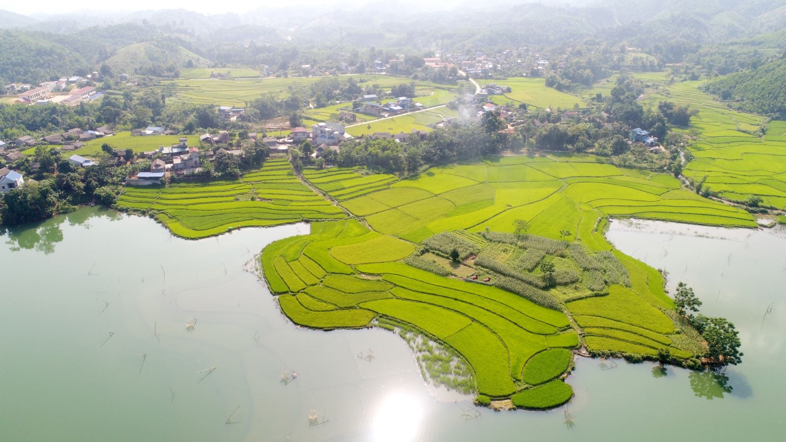  Cảnh đẹp nên thơ với làng quê ven hồ Bảo Linh.