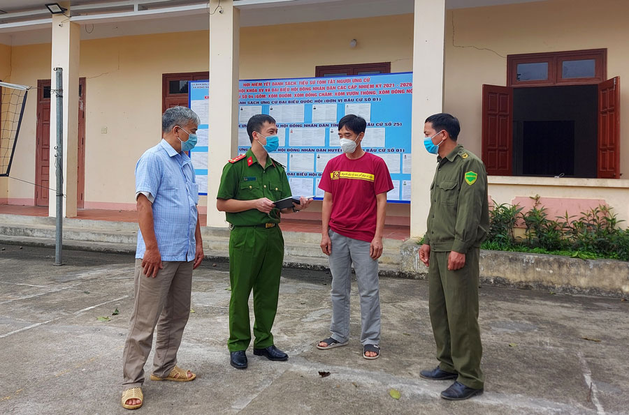  Công an xã Động Đạt (Phú Lương) kiểm tra công tác bảo đảm an ninh trật tự tại khu vực bỏ phiếu tại xóm Đuổm.