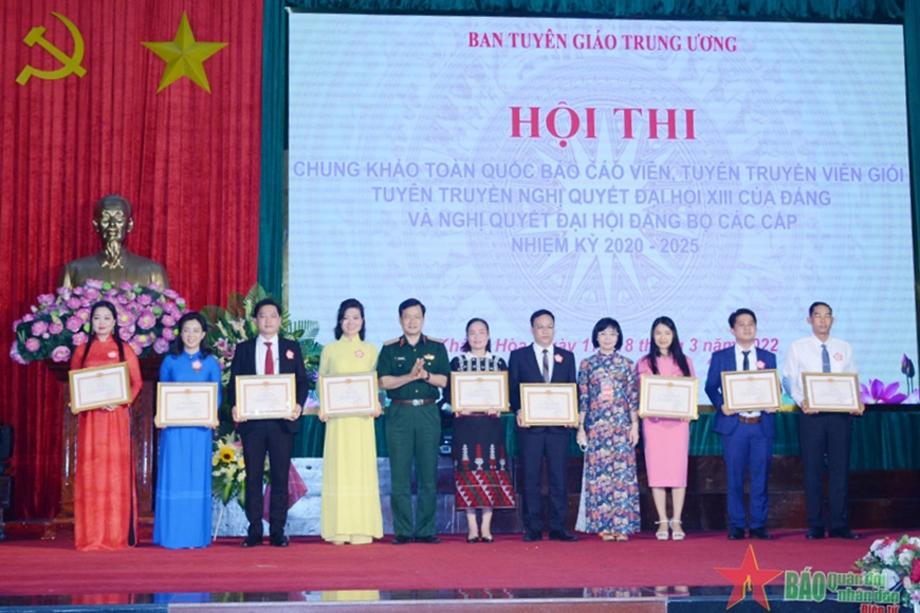  Ban Tổ chức trao giải Nhì tặng các thí sinh. Ảnh: QĐND