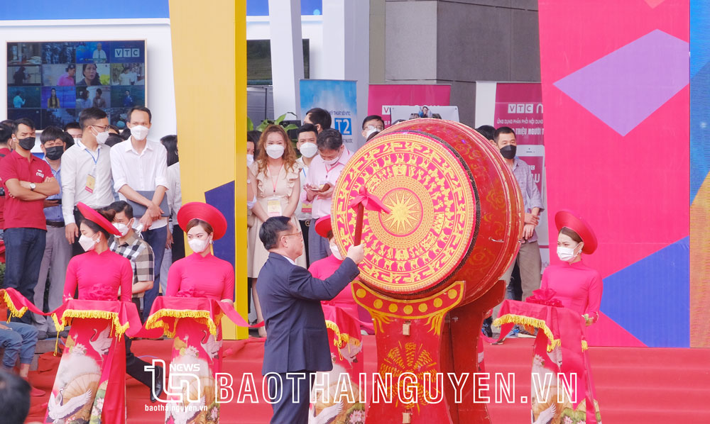  Đồng chí Nguyễn Trọng Nghĩa đánh trống khai hội Hội Báo toàn quốc năm 2022.
