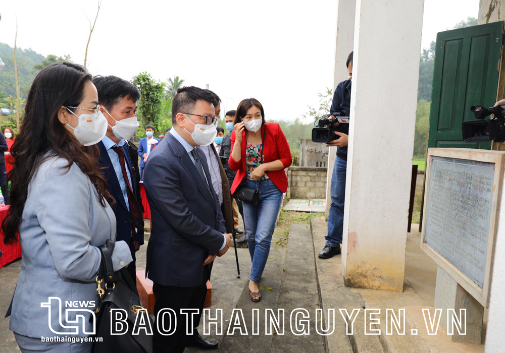  Đoàn công tác của Báo Nhân dân thăm Di tích nơi xuất bản số Báo Nhân Dân đầu tiên
