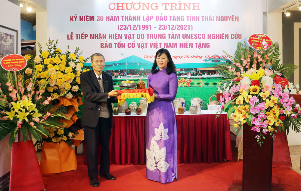  Đại diện Trung tâm UNESCO nghiên cứu sưu tầm cổ vật Việt Nam hiến tặng hiện vật cho Bảo tàng tỉnh.