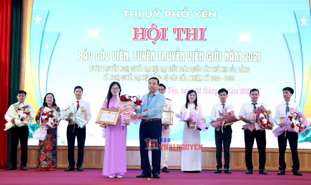  Thị ủy Phổ Yên tổ chức Hội thi báo cáo viên, tuyên truyền viên giỏi năm 2021 với chủ đề tuyên truyền nghị quyết của Đảng, góp phần nâng cao nhận thức trong cán bộ, đảng viên và nhân dân về công tác bảo vệ nền tảng tư tưởng của Đảng (tháng 10-2021). Ảnh: T.L