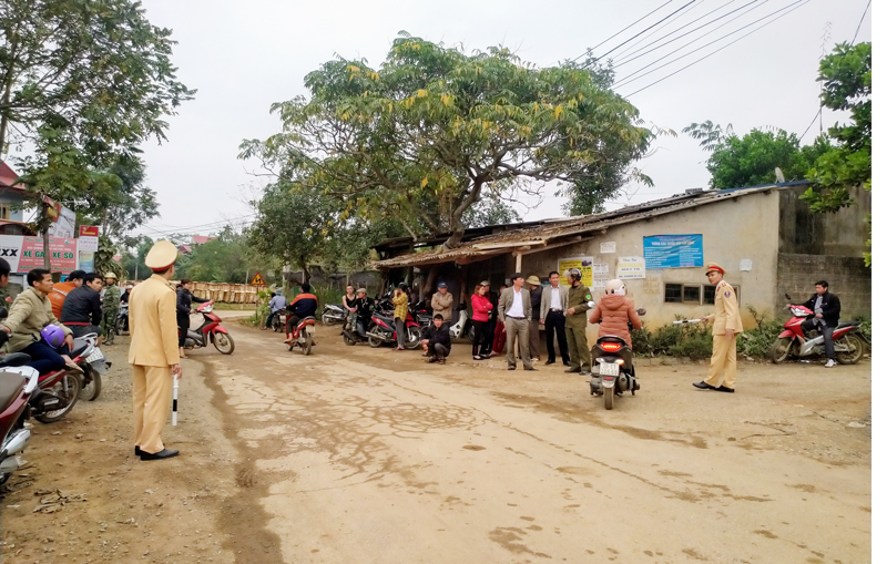  Lực lượng chức năng phong tỏa hiện trường, phục vụ công tác điều tra vụ thảm sát ở xóm Lương Bình 2, xã Sơn Phú (Định Hóa).