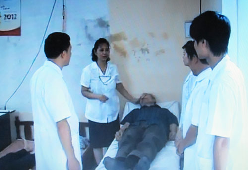  Lương y Nguyễn Quý Việt Thanh trao đổi với đồng nghiệp về tình trạng sức khỏe của bệnh nhân tại Phòng khám