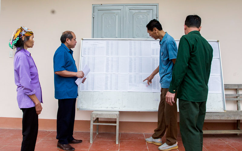  Cử tri xóm Tân Sơn, xã Cúc Đường (Võ Nhai) kiểm tra danh sách cử tri niêm yết tại Tổ bầu cử số 1 xã.