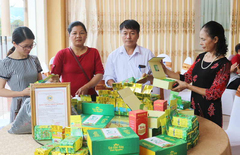  Bà Trần Thị Bẩy (thứ 2 từ trái sang) giới thiệu các sản phẩm chè của gia đình.