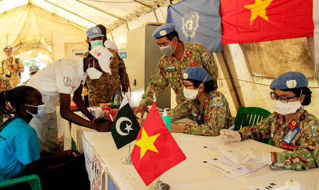  Bệnh viện dã chiến cấp 2 số 3 Việt Nam phối hợp Bệnh viện dã chiến cấp 1 Pakistan lấy máu, test nhanh, tư vấn cho người dân Nam Sudan cách phòng, chống HIV/AIDS. (Ảnh: mod.gov.vn)
