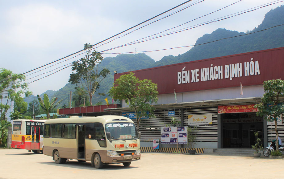  Trong 5 tháng qua, số lượng hành khách vận chuyển của tỉnh ước đạt 8,1 triệu lượt hành khách, tăng 27,3% so với cùng kỳ. Trong ảnh: Hoạt động vận tải tại Bến xe khách huyện Định Hóa 