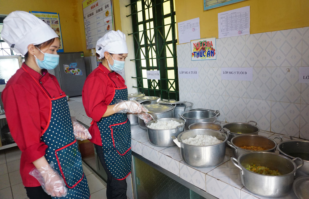  Nhân viên nấu ăn Trường Mầm non Dân Tiến 2, xã Dân Tiến (Võ Nhai) chuẩn bị bữa ăn cho trẻ. 