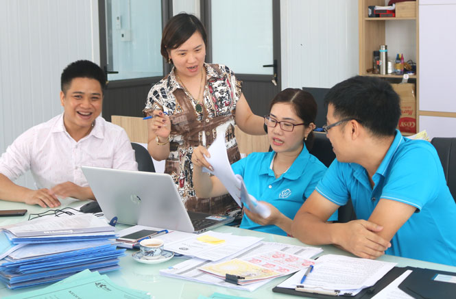  Cán bộ ngành Bảo hiểm xã hội tỉnh hướng dẫn cho doanh nghiệp ứng dụng công nghệ thông tin trong giao dịch điện tử.