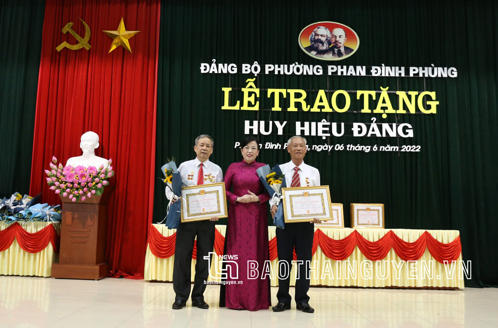  Đồng chí Bí thư Tỉnh ủy Nguyễn Thanh Hải trao Huy hiệu 50 năm tuổi Đảng cho đảng viên Nguyễn Trường Sơn; 45 năm tuổi Đảng cho đảng viên Trịnh Đông Chiều.
