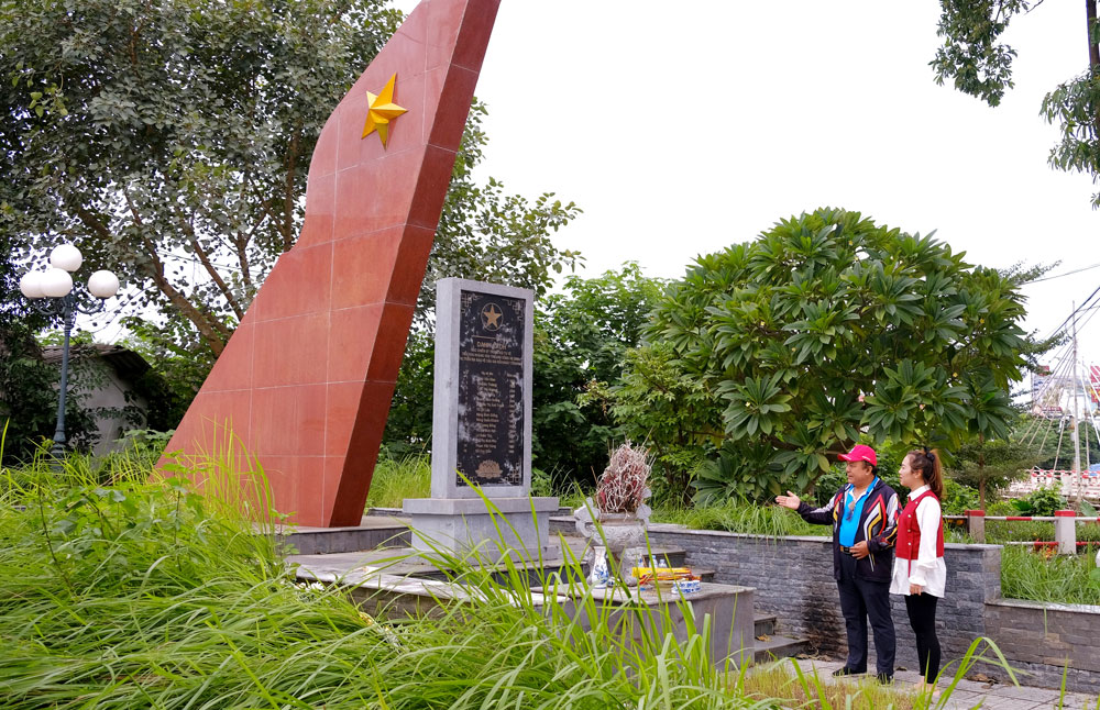  Bia tưởng niệm 15 chiến sĩ Đại đội tự vệ khu Hoàng Văn Thụ hy sinh trong trận đánh máy bay Mỹ để bảo vệ TP. Thái Nguyên ngày 17/10/1965 được đặt tại khu vực đầu cầu Gia Bẩy. Ảnh minh họa/Tư liệu