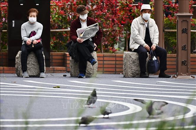  Người dân đeo khẩu trang phòng lây nhiễm COVID-19 tại Tokyo, Nhật Bản. Ảnh: AFP/TTXVN
