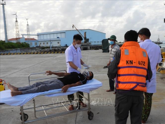 Lực lượng kiểm ngư KN 472 tiếp nhận bệnh nhân từ đảo Đá Tây A để chuyển sang cấp cứu ở Trung tâm Y tế thị trấn Trường Sa sang 2-/12. Ảnh: TTXVN phát