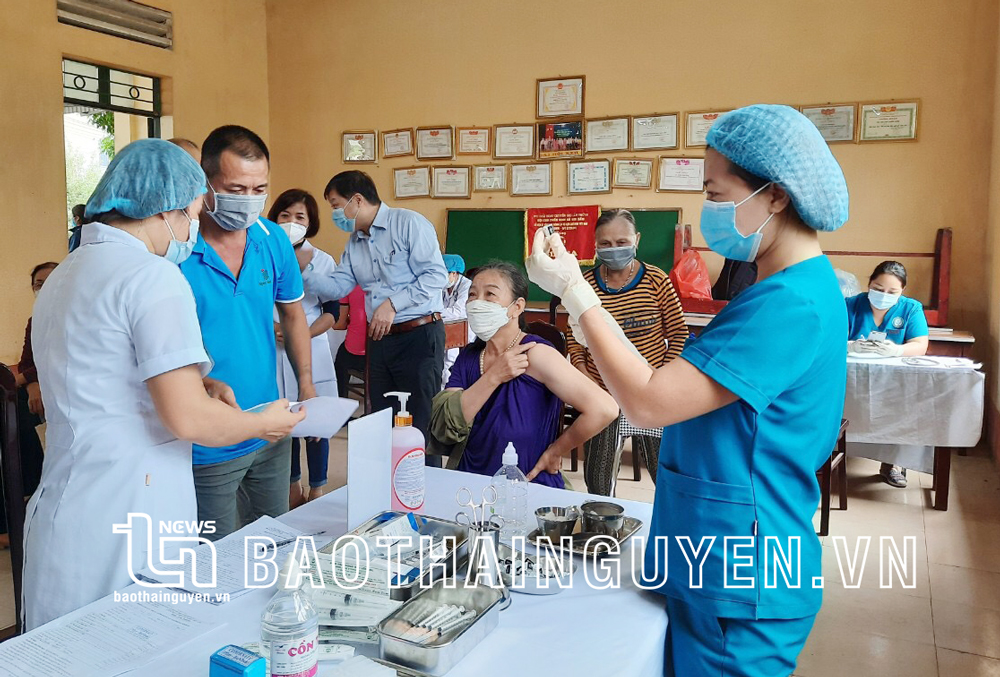  Nhân viên y tế tiêm vắc-xin phòng COVID-19 cho người dân tại xã Sơn Cẩm (T.P Thái Nguyên).