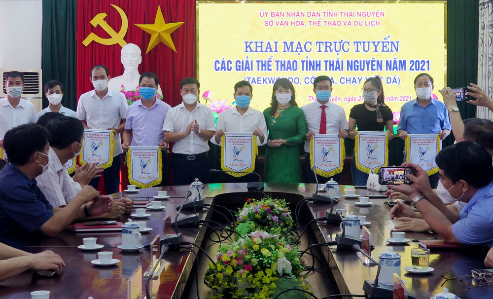 Ban Tổ chức trao cờ lưu niệm cho đại diện một số câu lạc bộ teakwwondo trên địa bàn tỉnh.