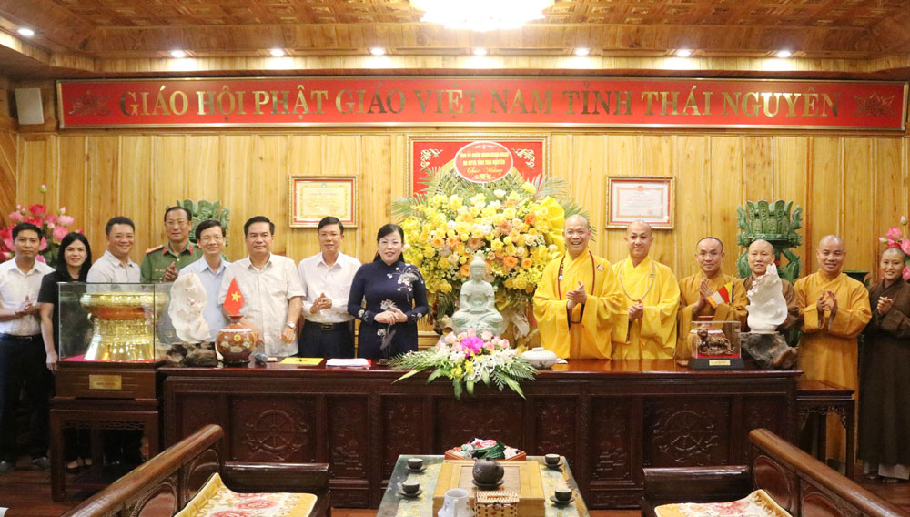  Đồng chí Bí thư Tỉnh ủy Nguyễn Thanh Hải và các đồng chí trong Đoàn công tác tặng hoa, chúc mừng Giáo Hội Phật giáo Việt Nam tỉnh Thái Nguyên.