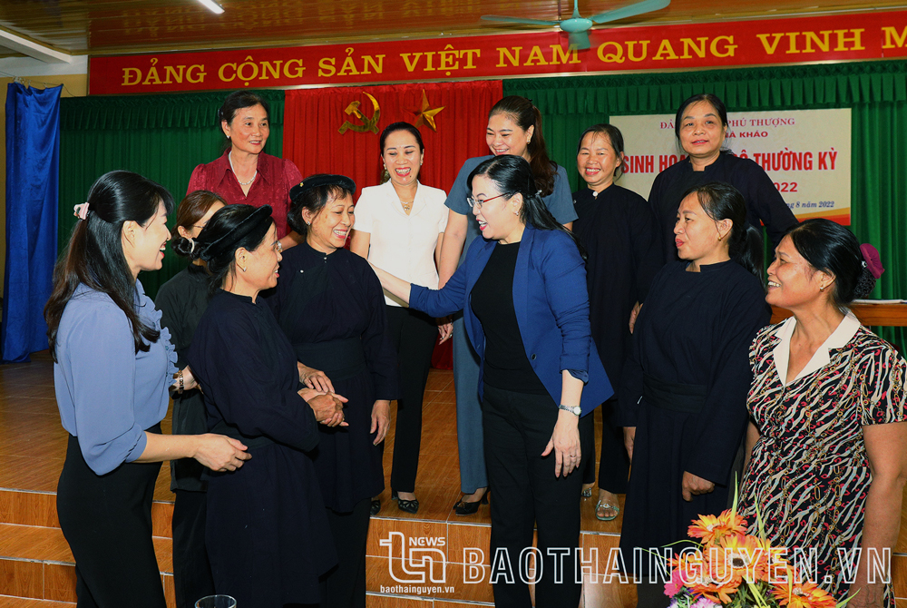  Đồng chí Bí thư Tỉnh ủy trò chuyện với đảng viên, nhân dân xóm Nà Kháo.